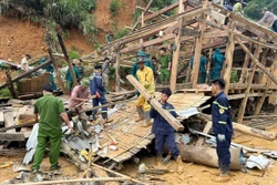 Hỗ trợ người dân di chuyển tài sản ra khỏi vùng nguy hiểm do mưa lớn kéo dài