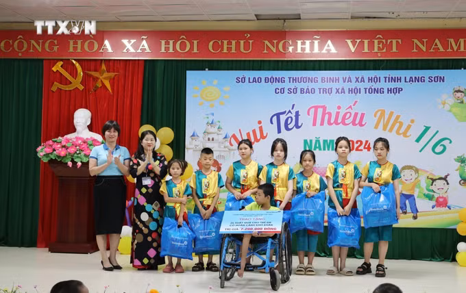 vna_potal_lanh_dao_tinh_lang_son_tham_tang_qua_tre_em_nhan_ngay_quoc_te_thieu_nhi_nam_2024_7406074.jpg
