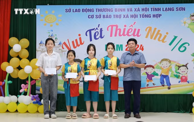 vna_potal_lanh_dao_tinh_lang_son_tham_tang_qua_tre_em_tai_co_so_bao_tro_xa_hoi_tong_hop_tinh_lang_son_nhan_ngay_quoc_te_thieu_nhi_7406075.jpg