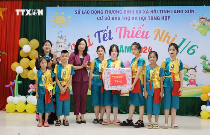 vna_potal_lanh_dao_tinh_lang_son_tham_tang_qua_tre_em_tai_co_so_bao_tro_xa_hoi_tong_hop_tinh_lang_son_nhan_ngay_quoc_te_thieu_nhi_7406077 (1).jpg