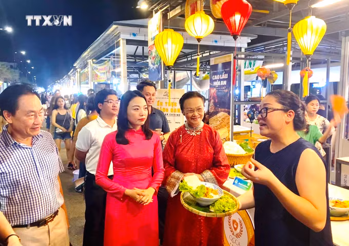 vna_potal_du_lich_viet_nam_khai_mac_le_hoi_am_thuc_va_am_nhac_quoc_te_tai_quang_binh_7475599 (1).jpg