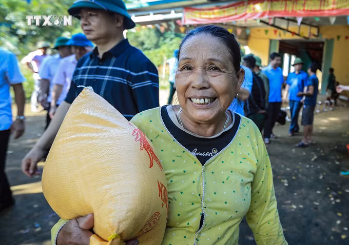 vna_potal_lanh_dao_tinh_hoa_binh_kiem_tra_tinh_hinh_sat_lo_dat_tai_da_bac_7599063.jpg
