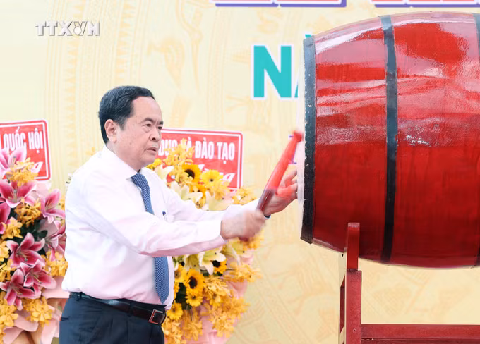 vna_potal_chu_tich_quoc_hoi_tran_thanh_man_du_le_khai_giang_nam_hoc_moi_tai_vinh_long_7573785.jpg