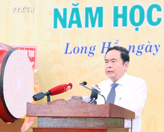 vna_potal_chu_tich_quoc_hoi_tran_thanh_man_du_le_khai_giang_nam_hoc_moi_tai_vinh_long_7573791.jpg