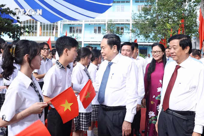 vna_potal_chu_tich_quoc_hoi_tran_thanh_man_du_le_khai_giang_nam_hoc_moi_tai_vinh_long__7573796.jpg