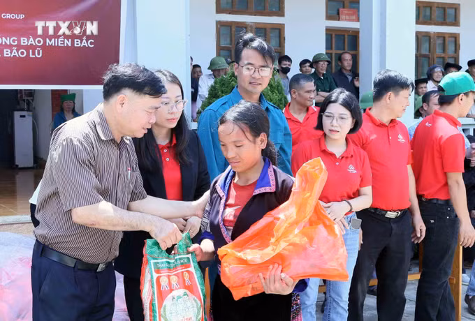 vna_potal_trao_qua_cho_nhan_dan_bi_thien_tai_o_xa_ngoc_chien_son_la_7597321.jpg