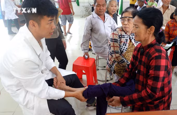 vna_potal_kham_benh_phat_thuoc_tang_qua_cho_500_nguoi_dan_bien_gioi_long_an_7492689.jpg