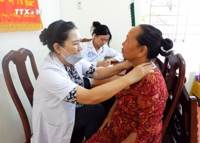 vna_potal_kham_benh_phat_thuoc_tang_qua_cho_500_nguoi_dan_bien_gioi_long_an_7492690.jpg
