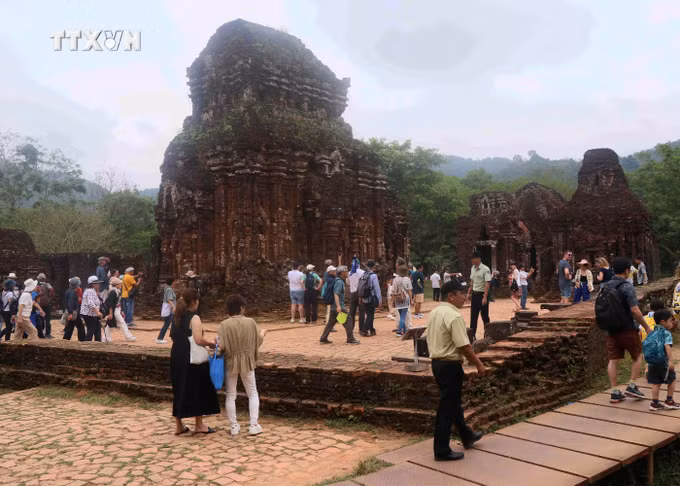 vna_potal_khach_du_lich_den_di_san_van_hoa_the_gioi_my_son_quang_nam_tang_hon_50_7271104.jpg