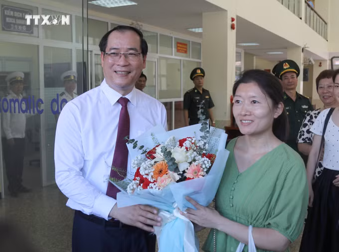 vna_potal_chinh_thuc_mo_cac_loi_thong_quan_duong_chuyen_dung_thuoc_cap_cua_khau_quoc_te_huu_nghi_viet_nam_–_huu_nghi_quan_trung_quoc_7397385.jpg
