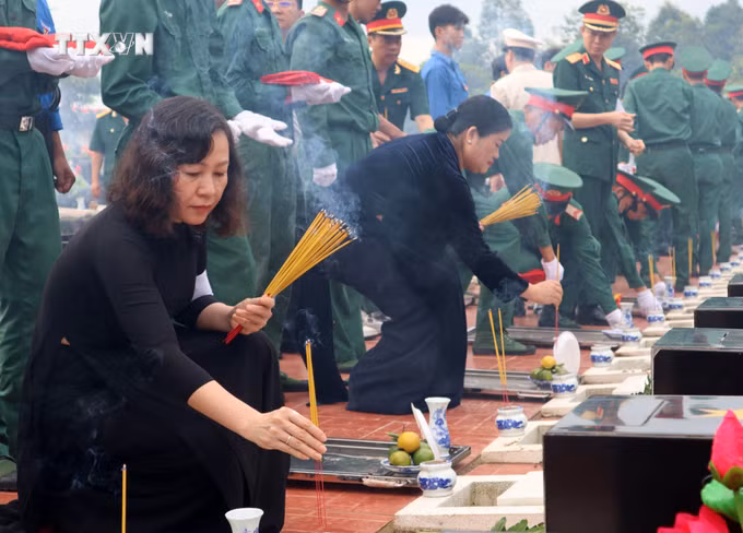 vna_potal_binh_phuoc_to_chuc_le_truy_dieu_an_tang_106_hai_cot_liet_si_7504490.jpg