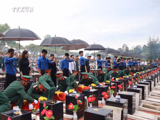 vna_potal_binh_phuoc_to_chuc_le_truy_dieu_an_tang_106_hai_cot_liet_si_7504485.jpg