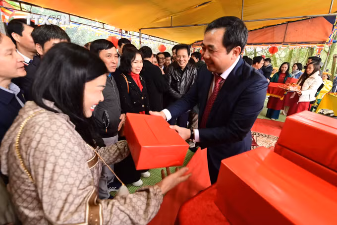 vna_potal_van_hoa_soi_duong_le_te_troi_dat_tren_nui_ngu_nhac_7242658.jpg