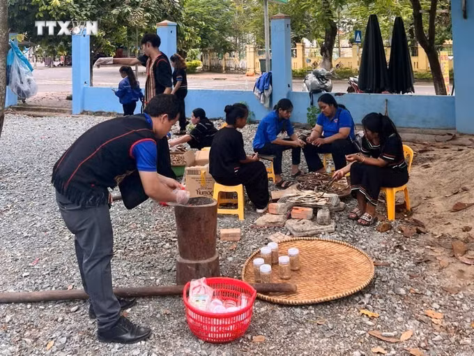 vna_potal_khanh_hoa_nhung_hu_ca_kho_nghia_tinh_tu_khanh_vinh_gui_ra_mien_bac_7605224.jpg