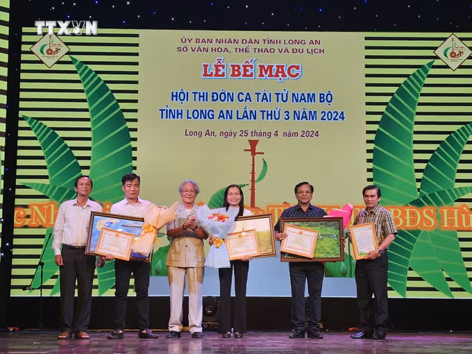 vna_potal_trao_giai_hoi_thi_don_ca_tai_tu_nam_bo_tinh_long_an_lan_thu_3_7343230.jpg