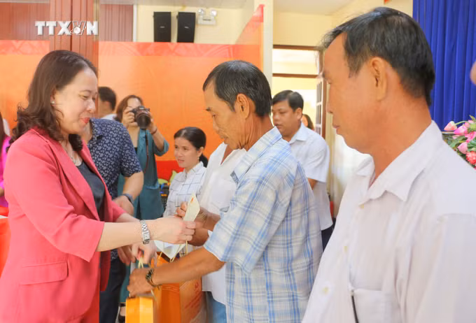 vna_potal_pho_chu_tich_nuoc_vo_thi_anh_xuan_tang_qua_tet_cho_gia_dinh_chinh_sach_ho_ngheo_tinh_an_giang_7211739.jpg