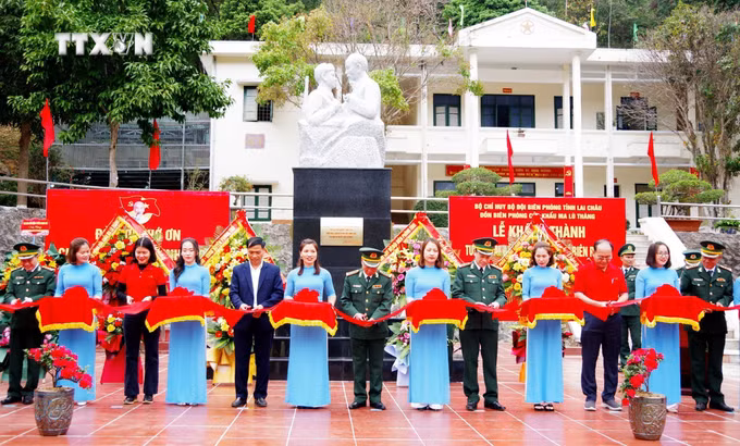 vna_potal_khanh_thanh_tuong_dai_“bac_ho_voi_chien_si_bien_phong”_7252041.jpg