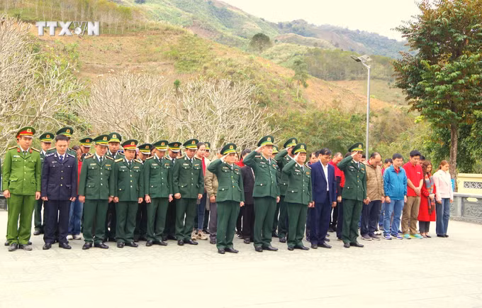 vna_potal_khanh_thanh_tuong_dai_“bac_ho_voi_chien_si_bien_phong”_7252048.jpg
