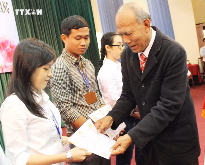 vna_potal_nha_giao_nhan_dan_lam_es-nguoi_nang_tinh_voi_con_chu_cho_dong_bao_khmer_nam_bo_7310149.jpg