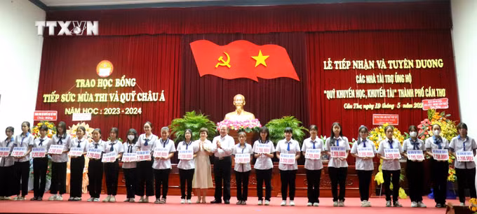 vna_potal_can_tho_trao_tren_200_suat_hoc_bong_cho_hoc_sinh_co_hoan_canh_kho_khan_hieu_hoc_7384054.jpg