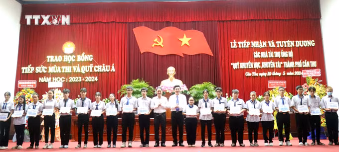 vna_potal_can_tho_trao_tren_200_suat_hoc_bong_cho_hoc_sinh_co_hoan_canh_kho_khan_hieu_hoc_7384055.jpg