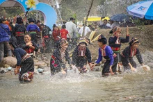 Tưng bừng Lễ hội Tết Té nước của người Lào ở Núa Ngam