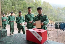 Xúc động lá phiếu đầu đời dưới lá cờ Tổ quốc nơi biên giới cực Tây