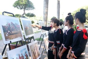 Triển lãm ảnh nghệ thuật 'Sắc màu các dân tộc Việt Nam'