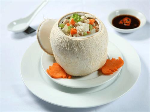 Cơm trái dừa tuy nhìn thì đơn giản nhưng cách nấu thì khá cầu kì, cần sự khéo léo Cơm trái dừa tuy nhìn thì đơn giản nhưng cách nấu thì khá cầu kì, cần sự khéo léo