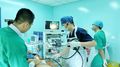 Bác sĩ đang nội soi gắp dị vật cho bệnh nhân Nguồn ảnh: sggp.org.vn Bác sĩ đang nội soi gắp dị vật cho bệnh nhân Nguồn ảnh: sggp.org.vn