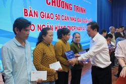 Bàn giao 50 căn nhà Đại đoàn kết cho hộ nghèo, đặc biệt khó khăn 