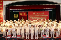 Lai Châu trao quyết định cho 38 Trưởng Công an các xã, phường
