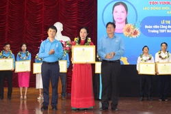 Tuyên dương gương sáng công nhân làm theo Bác