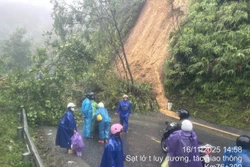 Quốc lộ 49 bị sạt lở, một số tuyến đường ở miền núi bị ngập do mưa lớn