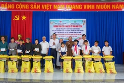 Mang yêu thương, trao quà Tết tặng đồng bào vùng biên giới Tây Nam