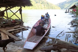 Lặng thầm gieo chữ nơi những 'ốc đảo' bên lòng hồ Thủy điện Bản Vẽ