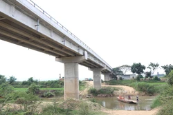 Cầu chưa có đường dẫn, người dân phải qua sông Krông Bông bằng phà