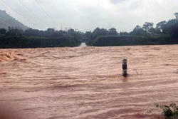 Học sinh vùng trũng, miền núi Quảng Trị nghỉ học vì mưa lớn gây ngập lụt