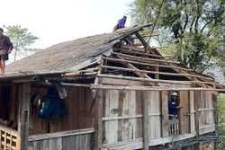 Dông lốc kèm mưa đá, sét khiến một người tử vong và nhiều nhà dân bị tốc mái tại Sơn La