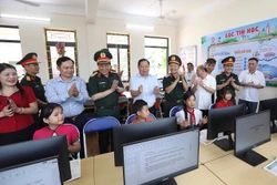 Giúp học sinh vùng dân tộc thiểu số ở Hòa Bình tiếp cận với tin học