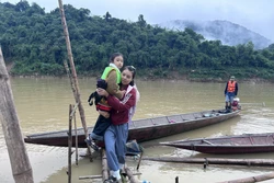 Người dân vùng bị ảnh hưởng thiên tai mong mỏi sớm có những cây cầu mới