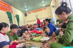 Người dân tích cực quyên góp, ủng hộ nhân dân vùng lũ