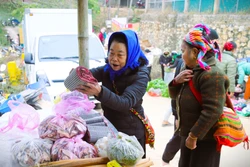 Độc đáo sắc màu văn hóa chợ phiên biên giới Nhôn Mai