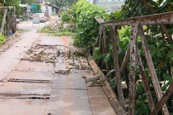 Cần Thơ: Người dân mong mỏi sớm khắc phục cầu bị sụp lún 