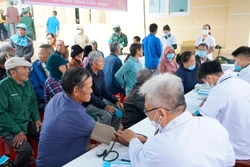 Mang Tết sớm đến người dân vùng biên