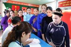 Cử tri tại các công trình trọng điểm và đồng bào các dân tộc, tôn giáo đi bỏ phiếu đầy đủ