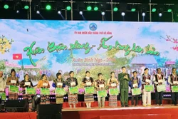 Mang Tết đến bà con vùng biên giới