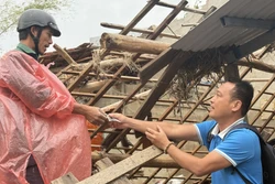 Những gia đình 'không về nhà' sau mưa lũ lịch sử