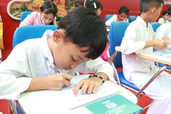 Giữ hồn chữ viết Chăm, lan tỏa giá trị văn hóa truyền thống