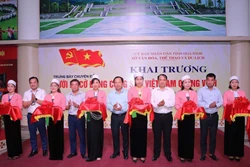 Trưng bày chuyên đề 'Dưới lá cờ Đảng Cộng sản Việt Nam quang vinh'